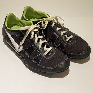 NIKE WOMENS SOCCER STYLE SHOES SIZE 8